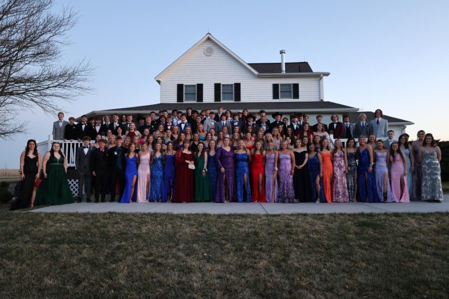 Everyone+who+attended+prom+posed+for+a+picture+at+the+beach+house.+